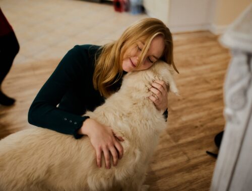 dziewczyna przytulająca psa