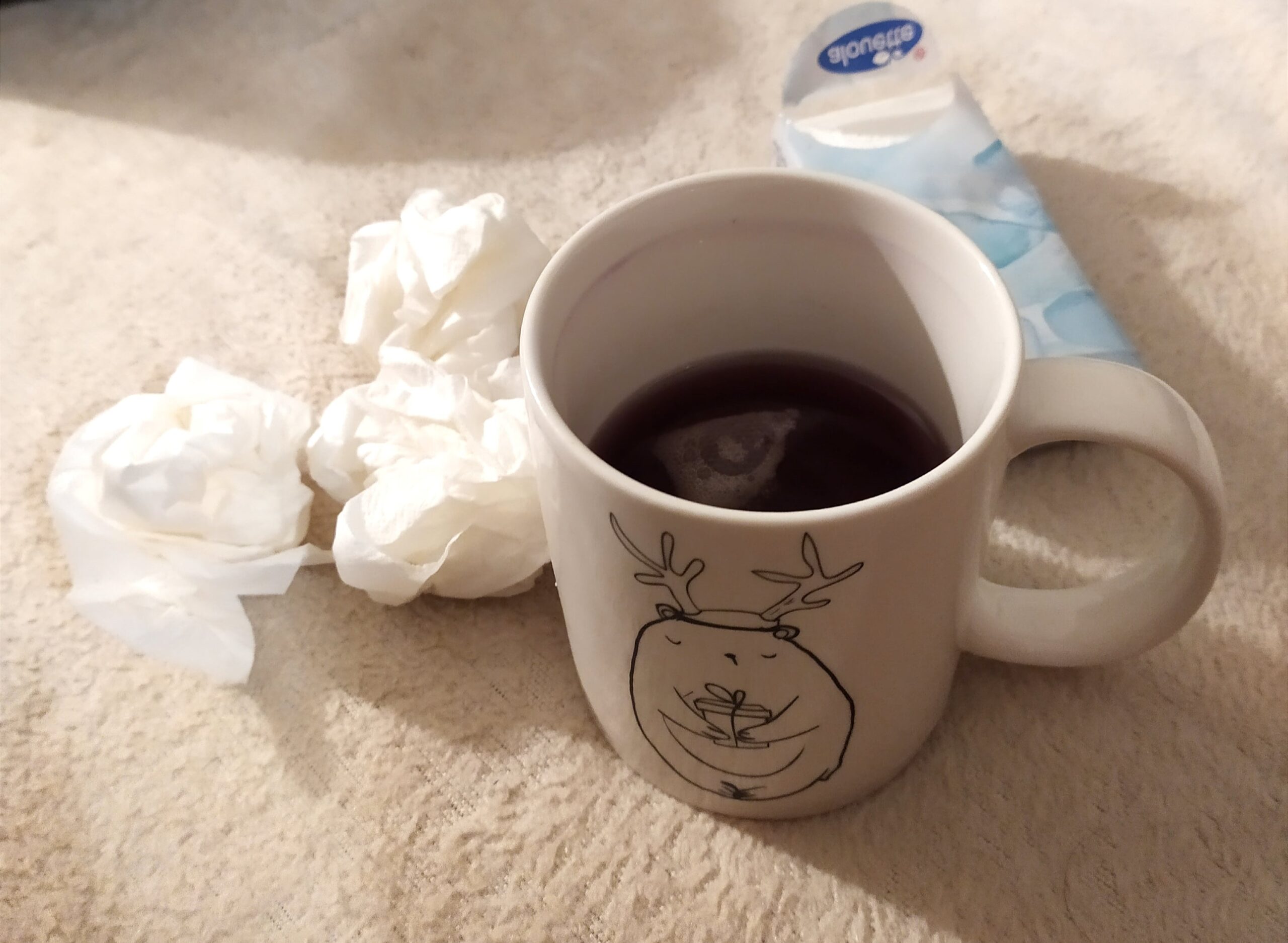 kubek z herbatą i chusteczki higieniczne