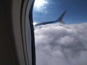 widok z okna samolotu na chmury