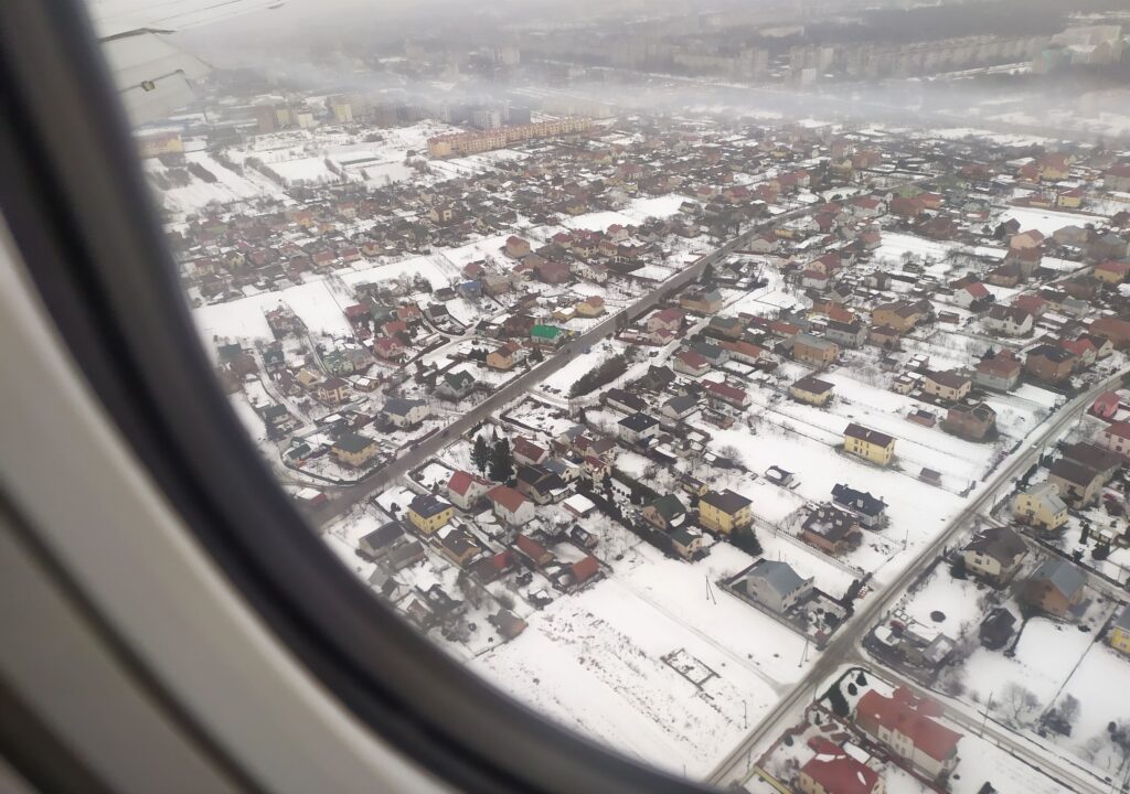 wWidok z okna samolotu na miasteczko zimą